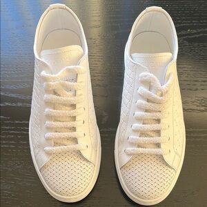 Doucal’s White Leather Sneakers